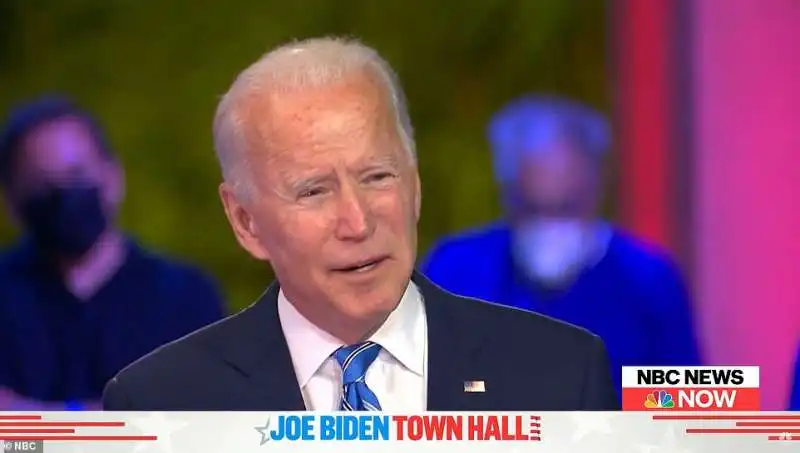 joe biden contro trump che si toglie la mascherina