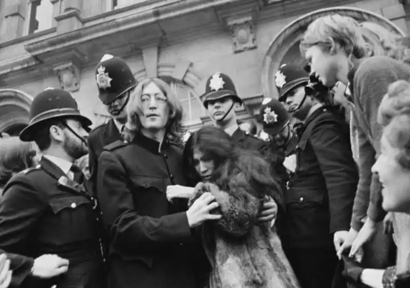 JOHN LENNON E YOKO ONO IN TRIBUNALE