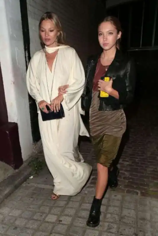 kate moss e la figlia lila grace  4