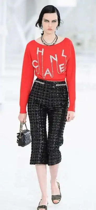 la sfilata di chanel alla paris fashion week 10