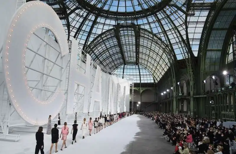 la sfilata di chanel alla paris fashion week 14