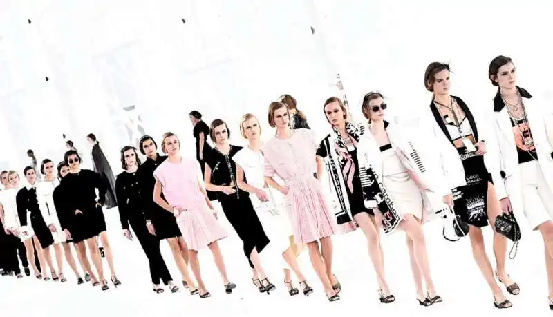 la sfilata di chanel alla paris fashion week 2