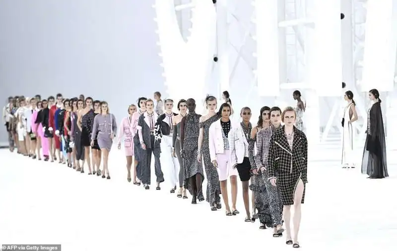 la sfilata di chanel alla paris fashion week 22