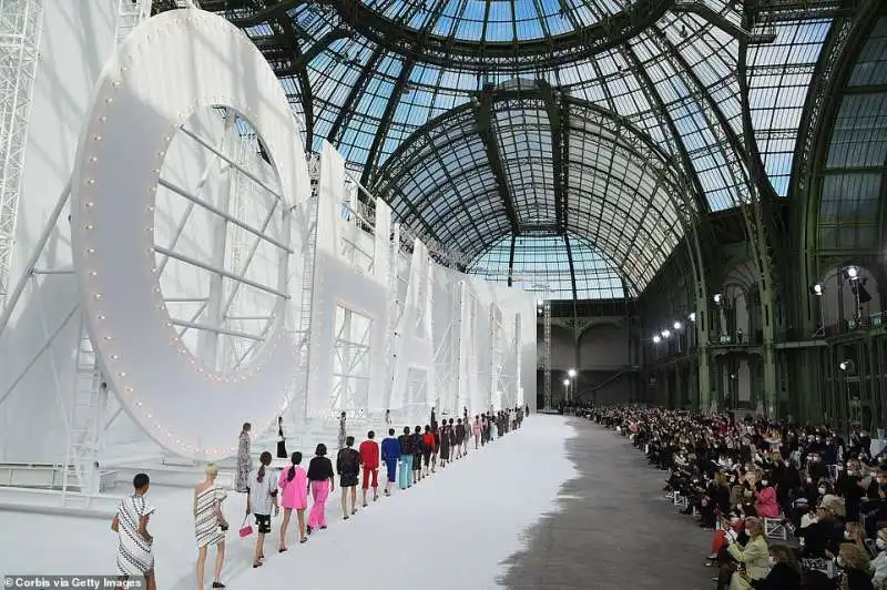 la sfilata di chanel alla paris fashion week 25