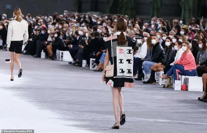 la sfilata di chanel alla paris fashion week 26