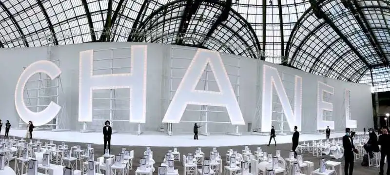 la sfilata di chanel alla paris fashion week 3