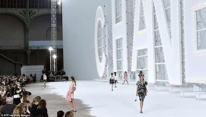 la sfilata di chanel alla paris fashion week 30