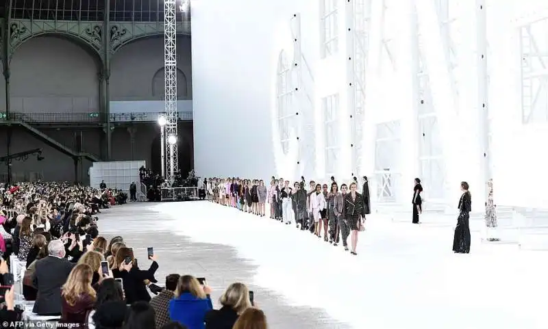 la sfilata di chanel alla paris fashion week 31