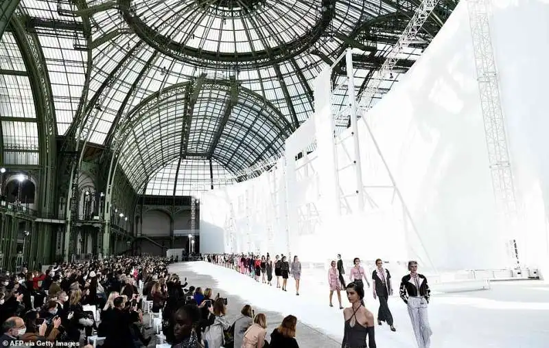 la sfilata di chanel alla paris fashion week 33