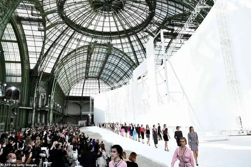 la sfilata di chanel alla paris fashion week 36