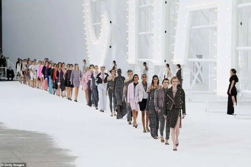 la sfilata di chanel alla paris fashion week 9