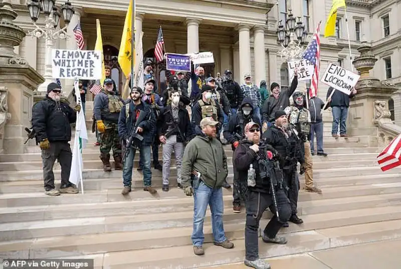 manifestanti armati in michigan