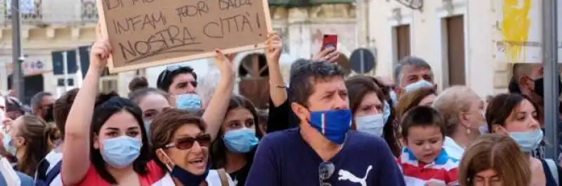 manifestazione contro salvini a catania 2