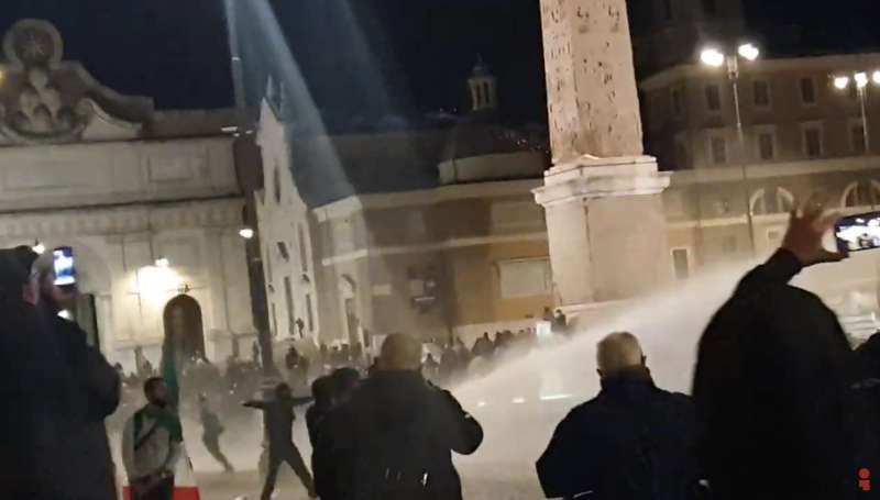 manifestazione forza nuova a piazza del popolo – la polizia carica 2