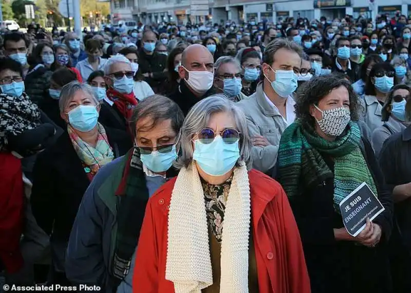 manifestazioni  a parigi per  ricordare il professor paty