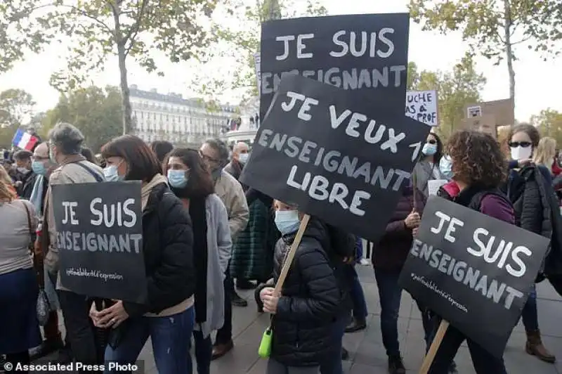 manifestazioni  a  parigi per ricordare il professor paty