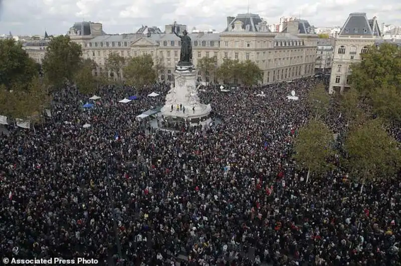 manifestazioni a parigi per ricordare il professor paty