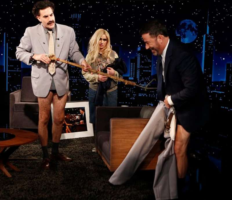 maria bakalova, sacha baron cohen e jimmy kimmel