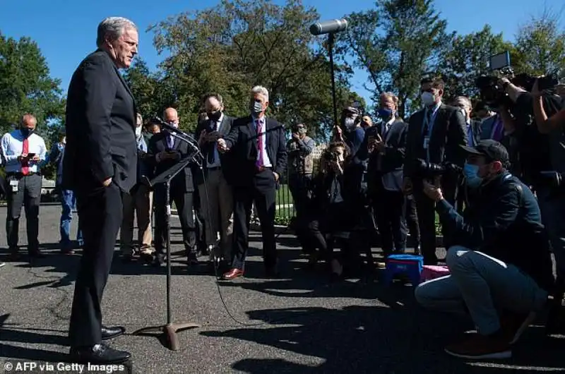 mark meadows senza mascherina davanti ai giornalisti 