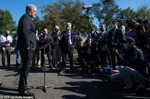 mark meadows senza mascherina davanti ai giornalisti