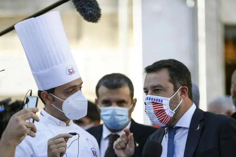 matteo salvini alla protesta dei ristoratori al pantheon 11