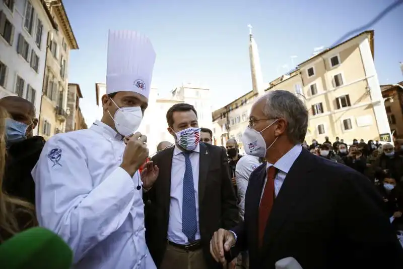 matteo salvini alla protesta dei ristoratori al pantheon 9