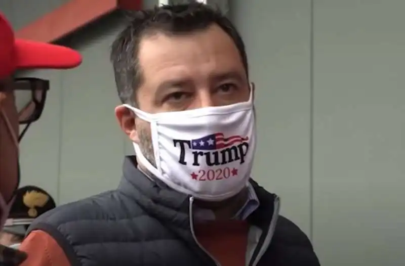 matteo salvini con la mascherina pro trump 3