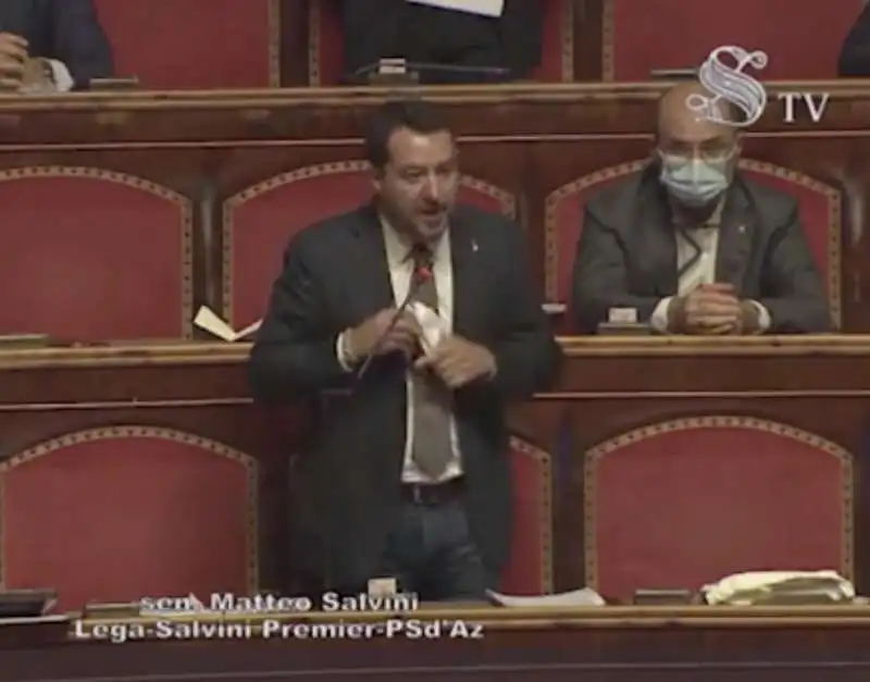 matteo salvini si toglie la mascherina in senato 2