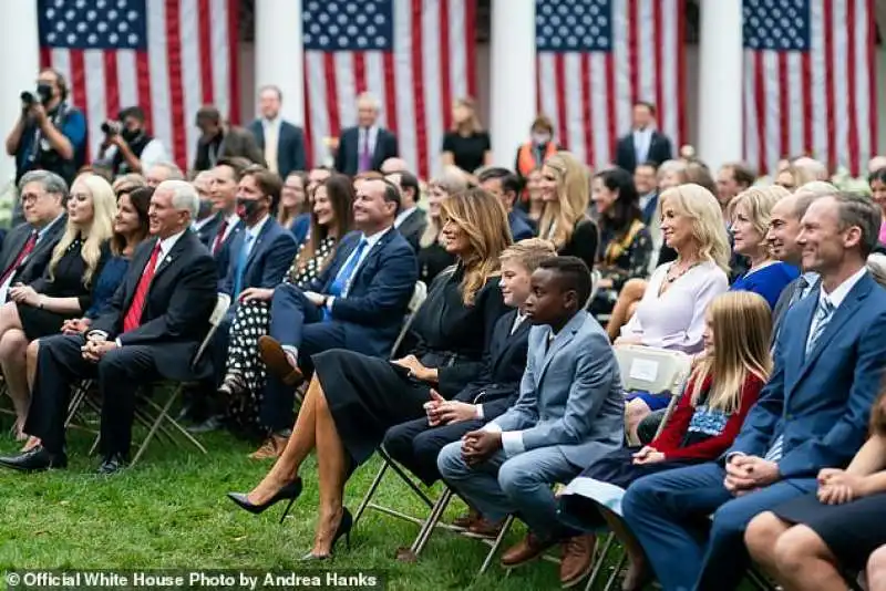 melania trump durante la cerimonia per la nomina di amy coney barrett 