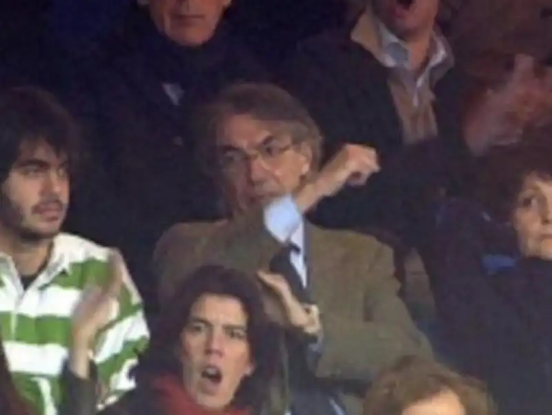 moratti gesto dell'ombrello