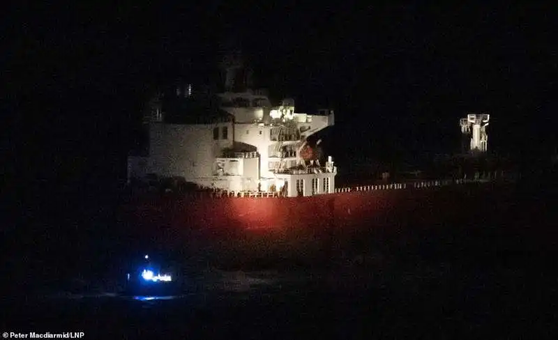 nave andromeda   arriva la polizia  1