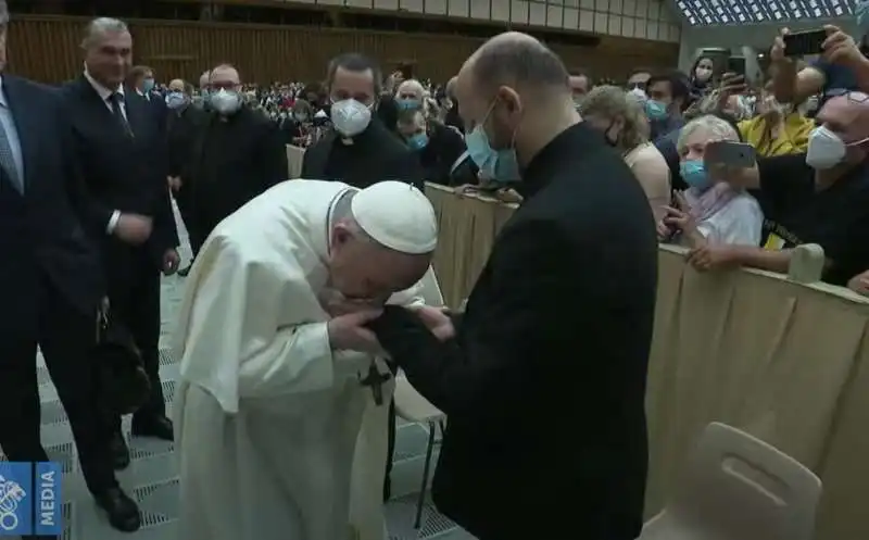 papa francesco in udienza senza mascherina 1