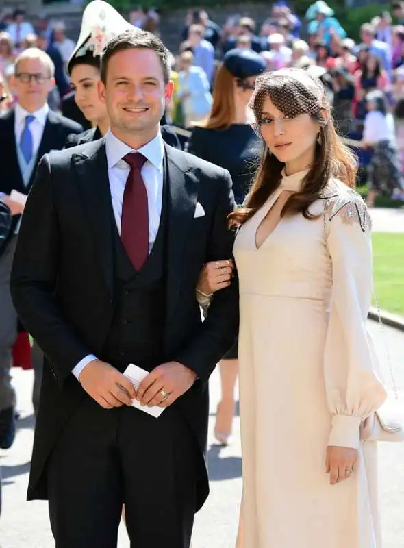 patrick j. adams e la moglie troian bellisario al matrimonio di meghan markle