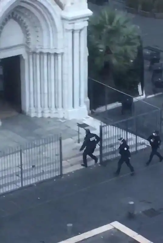 polizia entra nella chiesa di nizza