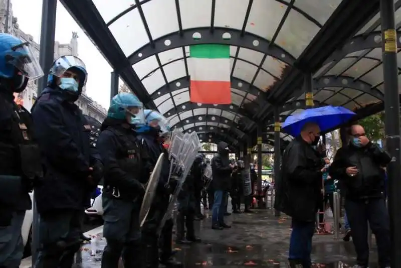 protesta a milano contro le misure anti coronavirus