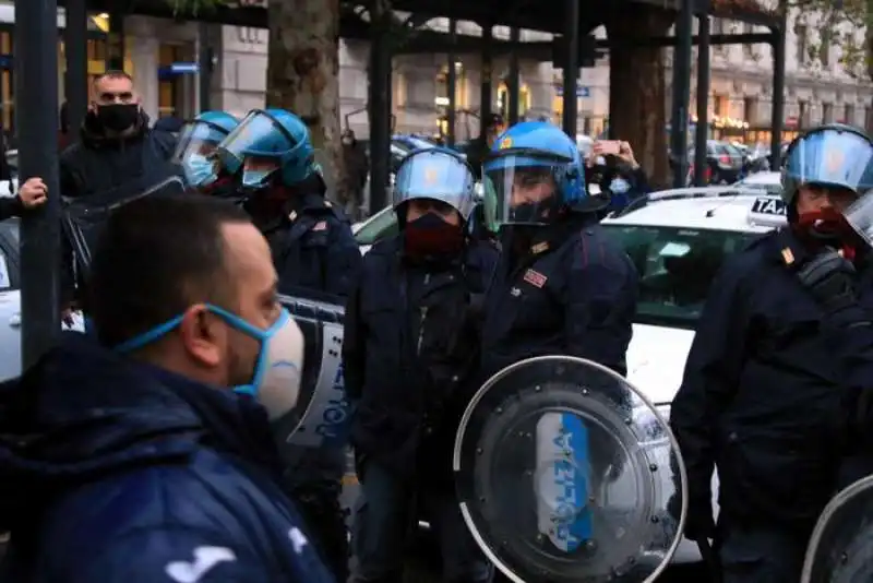 protesta a milano contro le misure anti coronavirus 2