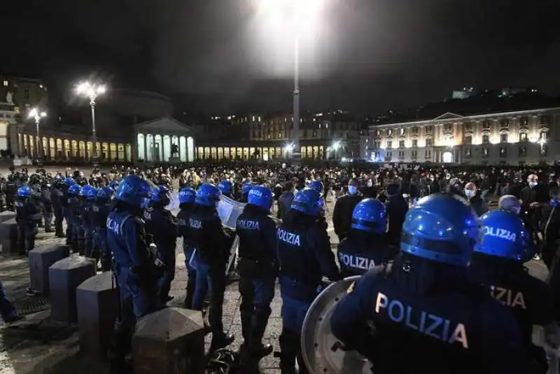 protesta a napoli contro le misure anti coronavirus