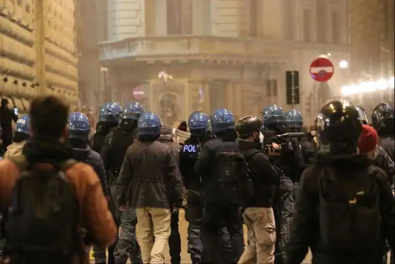 protesta contro le misure anti covid a firenze 1