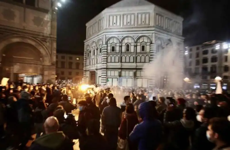 protesta contro le misure anti covid a firenze 15