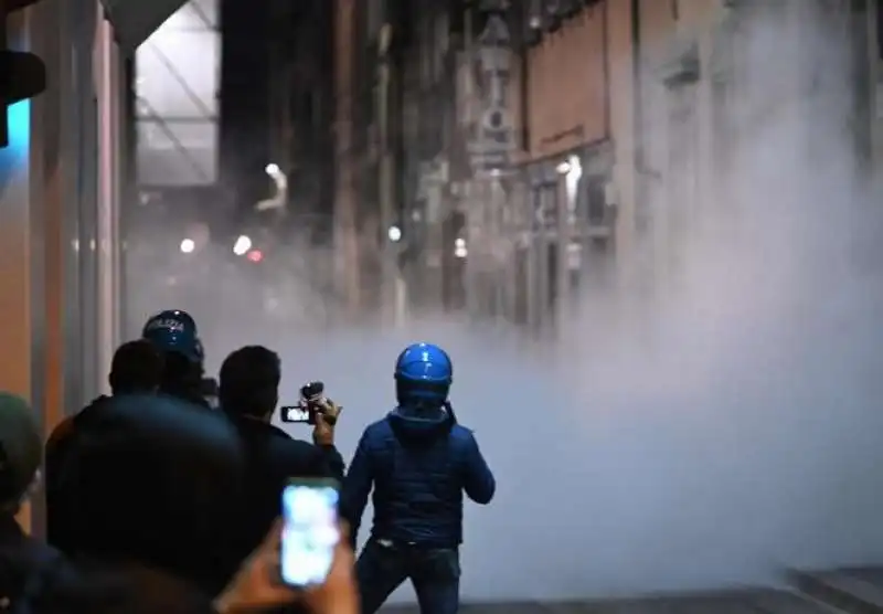 protesta contro le misure anti covid a firenze 18 21