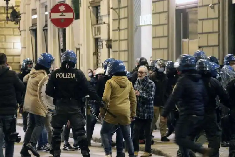 protesta contro le misure anti covid a firenze 2