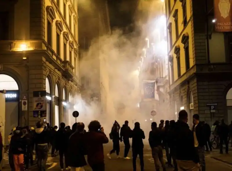 protesta contro le misure anti covid a firenze 9