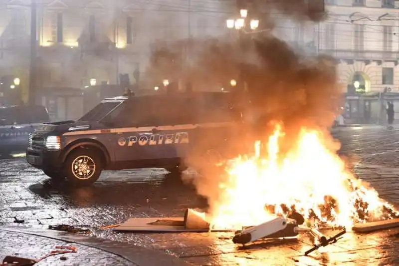 protesta per le misure anti covid   scontri a milano 2