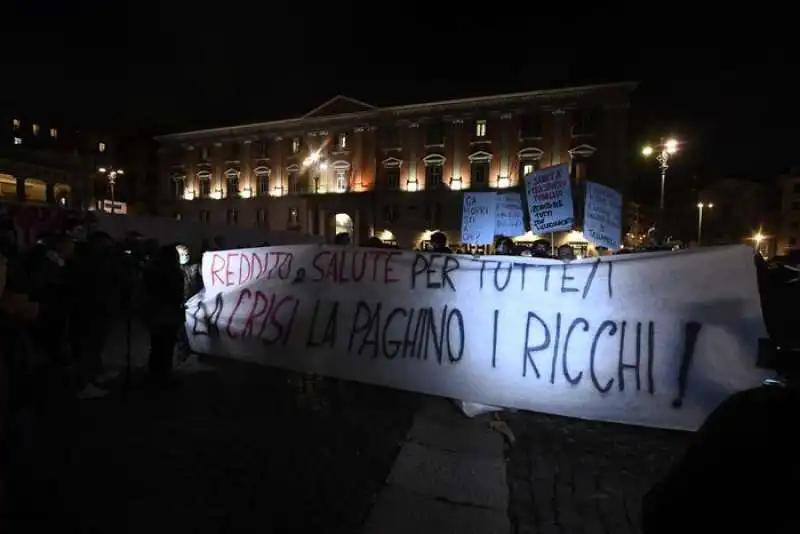 protesta per le misure anti covid   scontri a napoli 