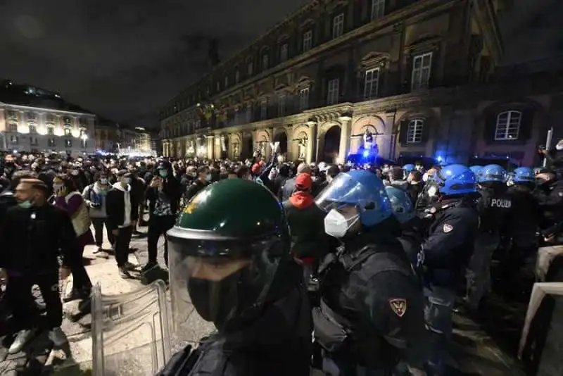 protesta per le misure anti covid   scontri a napoli 4