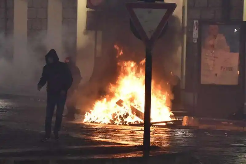 protesta per le misure anti covid   scontri a torino