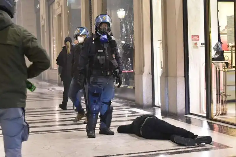 protesta per le misure anti covid   scontri a torino 4