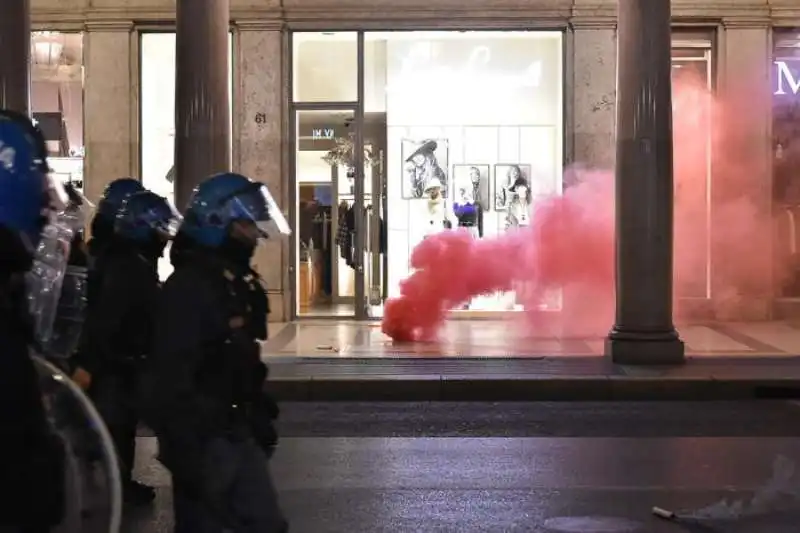 protesta per le misure anti covid   scontri a torino 6