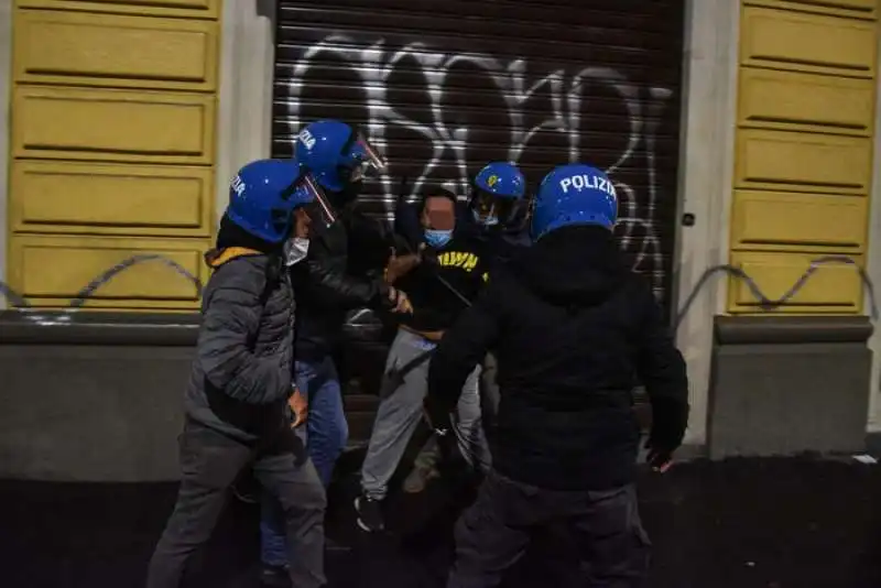 protesta per le misure anti covid   un momento degli scontri a milano   