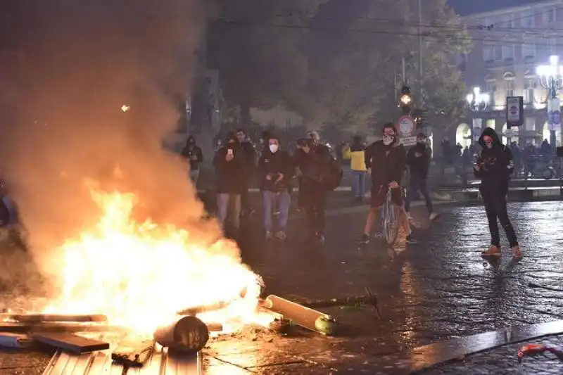 protesta per le misure anti covid   un momento degli scontri a milano    